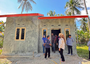 Ketua Fraksi NasDem DPRD Kabupaten Bone Bolango, Rakhmatiyah Deu, saat melakukan kunjungan untuk memonitor perkembangan Bantuan Stimulan Perumahan Swadaya (BSPS) di Kecamatan Tilongkabila, Jumat (3/1/2025). Program BSPS ini merupakan aspirasi dari Anggota DPR RI, Rachmat Gobel (RG).