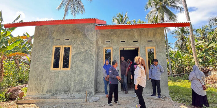Ketua Fraksi NasDem DPRD Kabupaten Bone Bolango, Rakhmatiyah Deu, saat melakukan kunjungan untuk memonitor perkembangan Bantuan Stimulan Perumahan Swadaya (BSPS) di Kecamatan Tilongkabila, Jumat (3/1/2025). Program BSPS ini merupakan aspirasi dari Anggota DPR RI, Rachmat Gobel (RG).