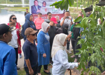 Kegiatan penanaman pohon Tabebuya yang digagas oleh Rumah Aspirasi Rachmat Gobel, di area Danau Perintis, Kabupaten Bone Bolango, Kamis (2/1/2025). Foto : Lukman/mimoza.tv.