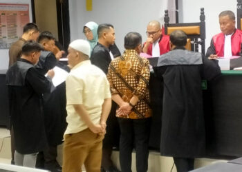 Terdakwa FL Alias Faisal (kopiah putih) dan saksi Marten Taha (baju batik), saat sidang dugaan suap proyek Jalan Pandjaitan, Kota Gorontalo yang digelar di PN Tipikor dan Hubungan Industrial Gorontalo, Rabu (22/1/2025). Foto: Lukman.