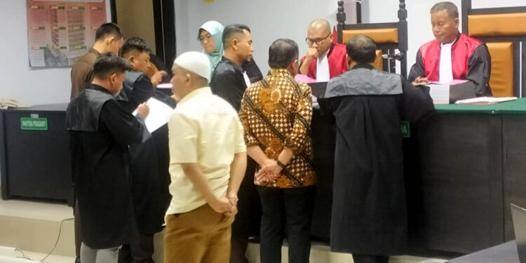 Terdakwa FL Alias Faisal (kopiah putih) dan saksi Marten Taha (baju batik), saat sidang dugaan suap proyek Jalan Pandjaitan, Kota Gorontalo yang digelar di PN Tipikor dan Hubungan Industrial Gorontalo, Rabu (22/1/2025). Foto: Lukman.