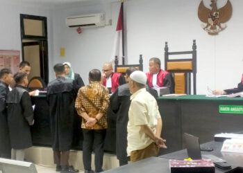 Mantan Wali Kota Gorontalo, Marten Taha (baju batik) saat dimintai keterangan sebagai saksi dalam sidang kasus dugaan suap proyek Jalan Pandjaitan Kota Gorontalo,  yang digelar di Pengadilan Tipikor dan PHI Gorontalo, Rabu (22/1/2025). Foto: Lukman/mimoza.tv.