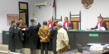 Mantan Wali Kota Gorontalo, Marten Taha (baju batik) saat dimintai keterangan sebagai saksi dalam sidang kasus dugaan suap proyek Jalan Pandjaitan Kota Gorontalo,  yang digelar di Pengadilan Tipikor dan PHI Gorontalo, Rabu (22/1/2025). Foto: Lukman/mimoza.tv.