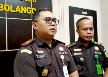 Kepala Kejari Bone Bolango, Deddy Herliyantho, S.H., M.H.,(kacamata) didampingi Kepala Seksi Intelijen, Santo Musa, S.H, M.H.