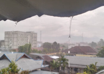 Hujan lebat yang melanda wilayah Kota Gorontalo. Foto : Lukman/mimoza.tv.