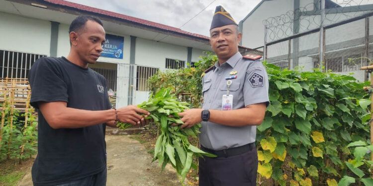 Kepala Lapas Pohuwato, Tristiantoro Adi Wibowo membagikan hasil panen sayuran kepada masyarakat sekitar sebagai bentuk kepedulian sosial.