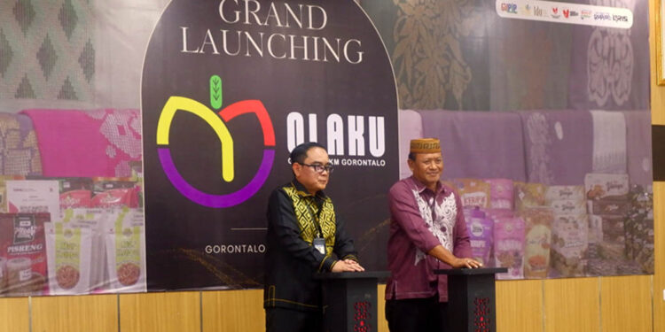 Kepala KPwBI Gorontalo, Bambang Setya Permana (baju dongker) bersama Kepala Dinas Koperasi, Perindustrian, dan Perdagangan UMKM Provinsi Gorontalo, Risjon Sunge, saat Grand Lauching Galeri UMKM OLAKU Selasa (18-2-2025). Foto: Lukman/mimoza.tv.