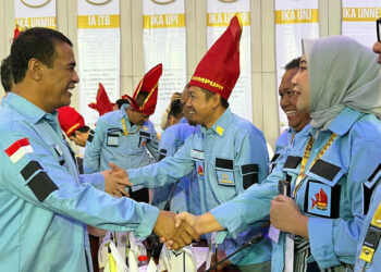 Pengurus IKA UNG menyalami Menteri Pertanian Amran Sulaiman yang resmi terpilih sebagai Ketua Umum HIMPUNI (Perhimpunan Organisasi Alumni Perguruan Tinggi Negeri Indonesia). Foto: Suci Priyanti.