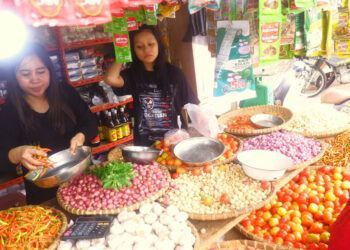 Pedagang di Kota Gorontalo sedang melayani pembeli cabe rawit. Foto : Lukman/mimoza.tv.