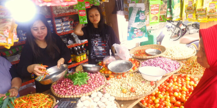 Pedagang di Kota Gorontalo sedang melayani pembeli cabe rawit. Foto : Lukman/mimoza.tv.