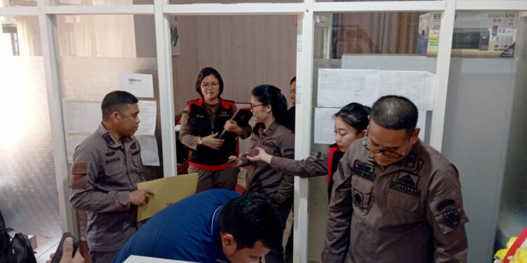 Kejaksaan Negeri (Kejari) Kabupaten Gorontalo melakukan penggeledahan di Kantor Dinas Pekerjaan Umum Penataan Ruang (PUPR) Kabupaten Gorontalo, Kamis (13/2/2025). Foto: Isa Uwaya/mimoza.tv