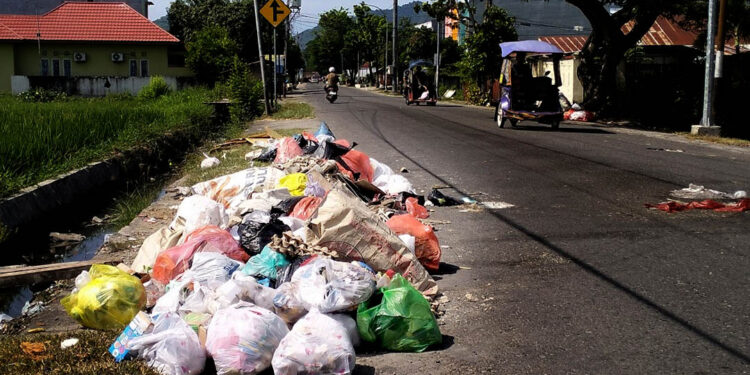 Tumpukan sampah di salah satu ruas jalan di Kota Gorontalo. Foto: Lukman/mimoza.tv.