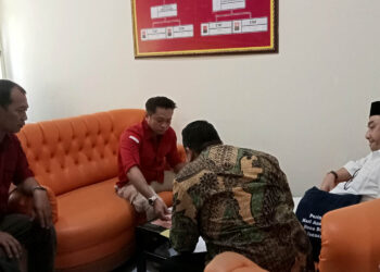 Mantan Bupati Bone Bolango, Hamim Pou, memenuhi panggilan Kejaksaan Tinggi (Kejati) Gorontalo pada Rabu (26/2/2025). Pemeriksaan ini merupakan bagian dari tahap dua pelimpahan berkas tersangka dan barang bukti dalam kasus dugaan penyelewengan dana Bantuan Sosial (Bansos) Bone Bolango tahun 2011-2012.