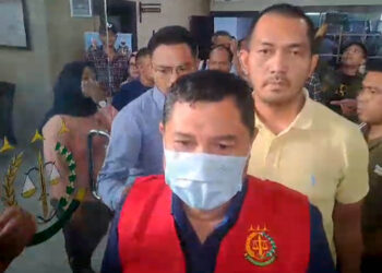 Kejaksaan Negeri (Kejari) Kabupaten Gorontalo akhirnya menetapkan Kepala Dinas (Kadis) Pekerjaan Umum dan Penataan Ruang (PUPR) Kabupaten Gorontalo, HK, sebagai tersangka dalam kasus dugaan tindak pidana korupsi pada kasus lanjutan pekerjaan peningkatan Jalan Samaun Pulubuhu-Bolihuangga, Jumat (7/2/2025).