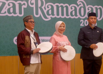 Kepala Perwakilan BI Gorontalo, Bambang Satya Permana (jaket cokelat), Wakil Gubernur Gorontalo, Idah Syahidah, dan Direktur Eksekutif Komite Daerah Ekonomi dan Keuangan Syariah (KDEKS) Provinsi Gorontalo Budiyanto Sidiki, saat pembukaan Bazar Ramadan, Senin (10/3/2025). Foto : Lukman/mimoza.tv