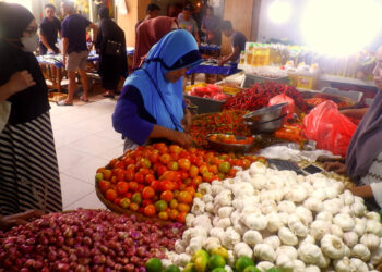 Aktivitas jual beli di Pasar Sentral Kota Gorontalo. Foto : Lukman/mimoza.tv