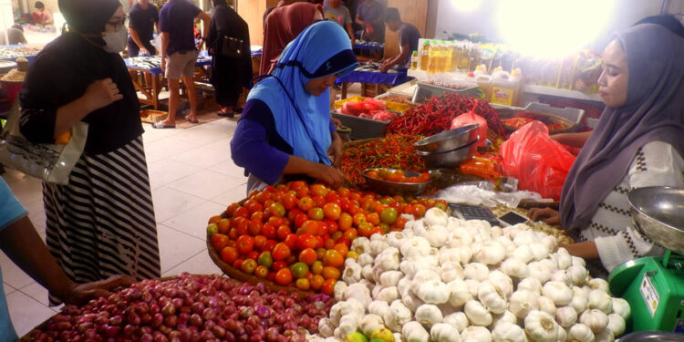 Aktivitas jual beli di Pasar Sentral Kota Gorontalo. Foto : Lukman/mimoza.tv