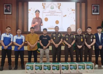 Capt: Kajati Gorontalo I Dewa Gede Wirajana, saat berbagi paket lebaran dengan wartawan mitra Kejati Gorontalo, Senin (24/3/2025).