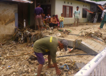 Warga yang menjadi korban banjir yang terjadi pada Senin (17/3/2025) pagi. Foto : Lukman/mimoza.tv.