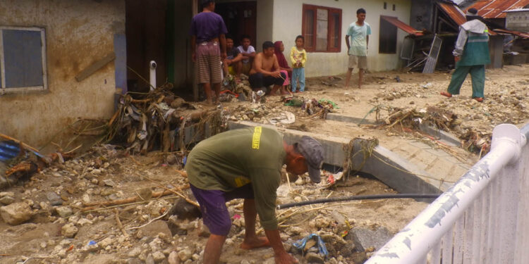 Warga yang menjadi korban banjir yang terjadi pada Senin (17/3/2025) pagi. Foto : Lukman/mimoza.tv.