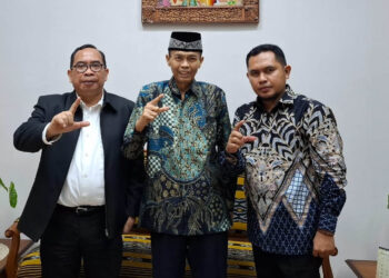 Dari kiri ke kanan gambar, Sekretaris Utama Perpusnas, Dr. Joko Santoso, M.Hum, Ketua Dewan Pembina Yayasan Pendidikan Duluwo Limo Lopohalaa Gorontalo, Prof. Rustam Akili, SE, SH, MH, serta Rifai Ali, selaku Sekretaris Yayasan UG.