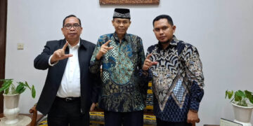 Dari kiri ke kanan gambar, Sekretaris Utama Perpusnas, Dr. Joko Santoso, M.Hum, Ketua Dewan Pembina Yayasan Pendidikan Duluwo Limo Lopohalaa Gorontalo, Prof. Rustam Akili, SE, SH, MH, serta Rifai Ali, selaku Sekretaris Yayasan UG.