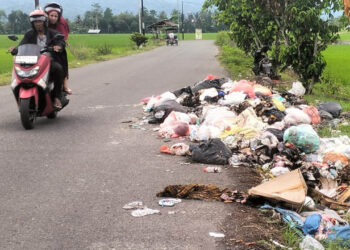 Pemandangan tumpukan sampah di ruas jalan menuju Rumah Sakit Toto Kabila, Kabupaten Bone Bolango. Foto : Lukman/mimoza.tv.