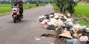 Pemandangan tumpukan sampah di ruas jalan menuju Rumah Sakit Toto Kabila, Kabupaten Bone Bolango. Foto : Lukman/mimoza.tv.