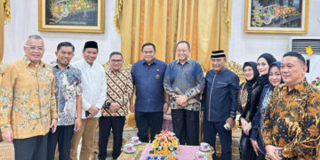 Suasana hangat penuh keakraban saat Anggota DPR RI Dapil Gorontalo Rachmat Gobel bersama jajaran pengurus dan kader Nasdem Gorontalo bersilaturahmi ke Gubernur Gorontalo, Gusnar Ismail, dalam momen Idulfitri 2025.
