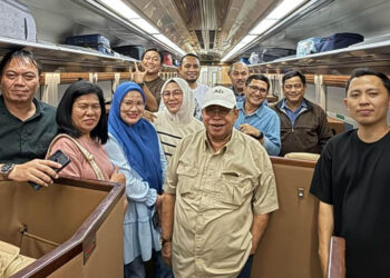 Wali Kota Adhan Dambea Bersama Pimpinan OPD naik kereta menuju Surabaya dengan dana pribadi Wali Kota. Dalam kunjungan ke Ibu Kota Jawa Timur itu, Adhan menjadikan Musyawarah Nasional (Munas) Asosiasi Pemerintah Kota Seluruh Indonesia (APEKSI) ke-VII sebagai ajang penting untuk membawa perubahan nyata di daerahnya.