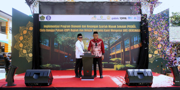 Kantor Perwakilan Bank Indonesia (KPwBI) Provinsi Gorontalo bekerja sama dengan Kantor Wilayah Kementerian Agama Provinsi Gorontalo resmi meluncurkan tiga program literasi keuangan untuk madrasah, yakni Program Ekonomi Keuangan Syariah Masuk Sekolah (POSKO), Cinta Bangga Paham Rupiah (CBP Rupiah), dan Belajar Bersama Kami Mengenal QRIS (BERSINAR), Jumat (2/5/2025).