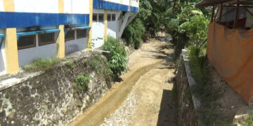 Dua bangunan liar yang berdiri di bantaran sungai wilayah Desa Pentadio Timur, Kecamatan Telaga Biru, Kabupaten Gorontalo, diduga menabrak aturan dan mengabaikan perintah pembongkaran dari pemerintah daerah. Foto : Tim Mimoza TV.