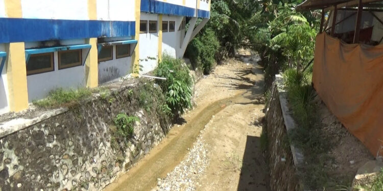 Dua bangunan liar yang berdiri di bantaran sungai wilayah Desa Pentadio Timur, Kecamatan Telaga Biru, Kabupaten Gorontalo, diduga menabrak aturan dan mengabaikan perintah pembongkaran dari pemerintah daerah. Foto : Tim Mimoza TV.