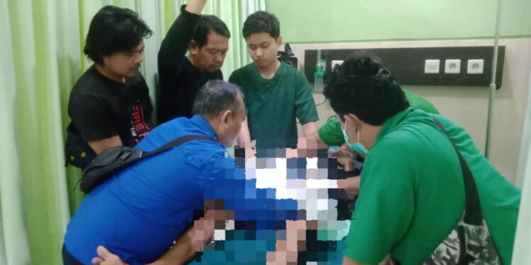 Petugas Damkar Ngawi saat melepas pipa air dialat kelamin seorang pria, Selasa (13/5/2025). (Istimewa/Damkar Ngawi).