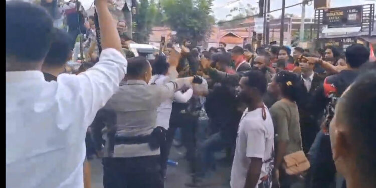 Aksi demo yang berakhir ricuh di Polda Gorontalo.