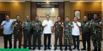Foto bersama Kejati Gorontalo dengan pejabat tinggi di lingkungan Korem Nani Wartabone.