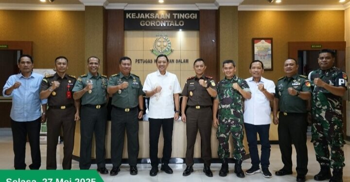 Foto bersama Kejati Gorontalo dengan pejabat tinggi di lingkungan Korem Nani Wartabone.