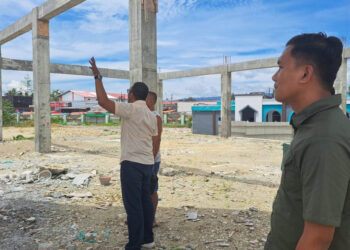 Kasi Intel Kejari Kabupaten Gorontalo, Harry Arfhan (kemeja cream) saat meninjau lokasi proyek terminal Limboto baru-baru ini. (Foto: Istimewa)
