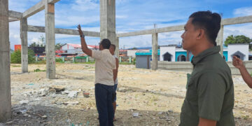 Kasi Intel Kejari Kabupaten Gorontalo, Harry Arfhan (kemeja cream) saat meninjau lokasi proyek terminal Limboto baru-baru ini. (Foto: Istimewa)