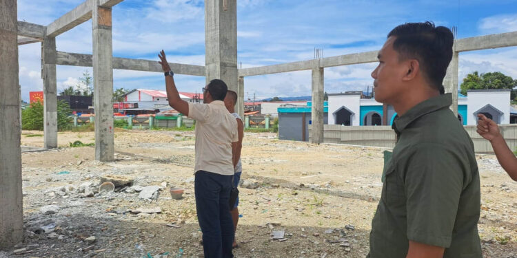 Kasi Intel Kejari Kabupaten Gorontalo, Harry Arfhan (kemeja cream) saat meninjau lokasi proyek terminal Limboto baru-baru ini. (Foto: Istimewa)