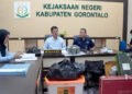 – Kejaksaan Negeri (Kejari) Kabupaten Gorontalo resmi menyerahkan barang bukti kasus pembobolan mesin Anjungan Tunai Mandiri (ATM) kepada Bank Rakyat Indonesia (BRI) Cabang Limboto, Kamis (8/5/2025). Foto : Dokumentasi Kejari Kabgor