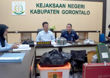 – Kejaksaan Negeri (Kejari) Kabupaten Gorontalo resmi menyerahkan barang bukti kasus pembobolan mesin Anjungan Tunai Mandiri (ATM) kepada Bank Rakyat Indonesia (BRI) Cabang Limboto, Kamis (8/5/2025). Foto : Dokumentasi Kejari Kabgor