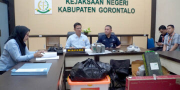 – Kejaksaan Negeri (Kejari) Kabupaten Gorontalo resmi menyerahkan barang bukti kasus pembobolan mesin Anjungan Tunai Mandiri (ATM) kepada Bank Rakyat Indonesia (BRI) Cabang Limboto, Kamis (8/5/2025). Foto : Dokumentasi Kejari Kabgor