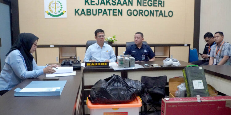 – Kejaksaan Negeri (Kejari) Kabupaten Gorontalo resmi menyerahkan barang bukti kasus pembobolan mesin Anjungan Tunai Mandiri (ATM) kepada Bank Rakyat Indonesia (BRI) Cabang Limboto, Kamis (8/5/2025). Foto : Dokumentasi Kejari Kabgor