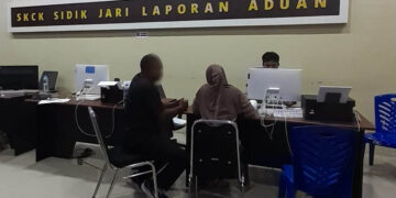 Keluarga, saat membuat laporan di ruang pelayanan Polres Bone Bolango, Gorontalo. Laporan tersebut terkait dugaan tindak asusila yang melibatkan oknum aparat kepolisian. (Foto: Istimewa)