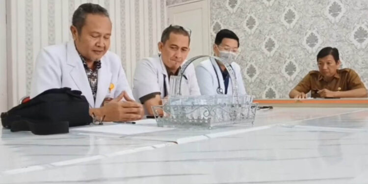 Manajemen RSUD Aloei Saboe Kota Gorontalo memberikan klarifikasi soal pemberitaan yang menyebut adanya dugaan kelalaian dalam penanganan pasien BPJS hingga berujung pada kematian.