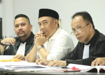 Dr. Hamim Pou, bersama tim kuasa hukum.