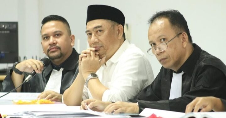 Dr. Hamim Pou, bersama tim kuasa hukum.