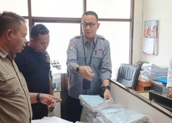 Tim Khusus dari Kejati Gorontalo saat melakukan penggeledahan.