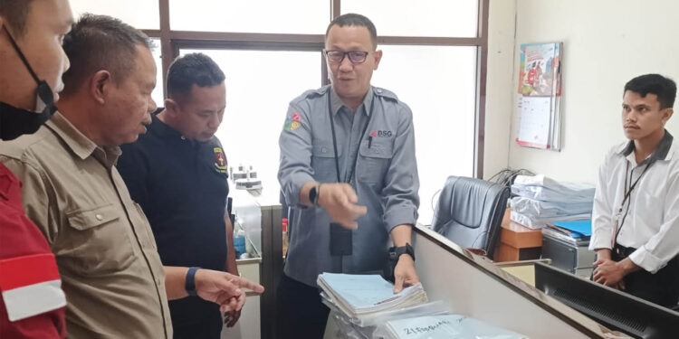 Tim Khusus dari Kejati Gorontalo saat melakukan penggeledahan.